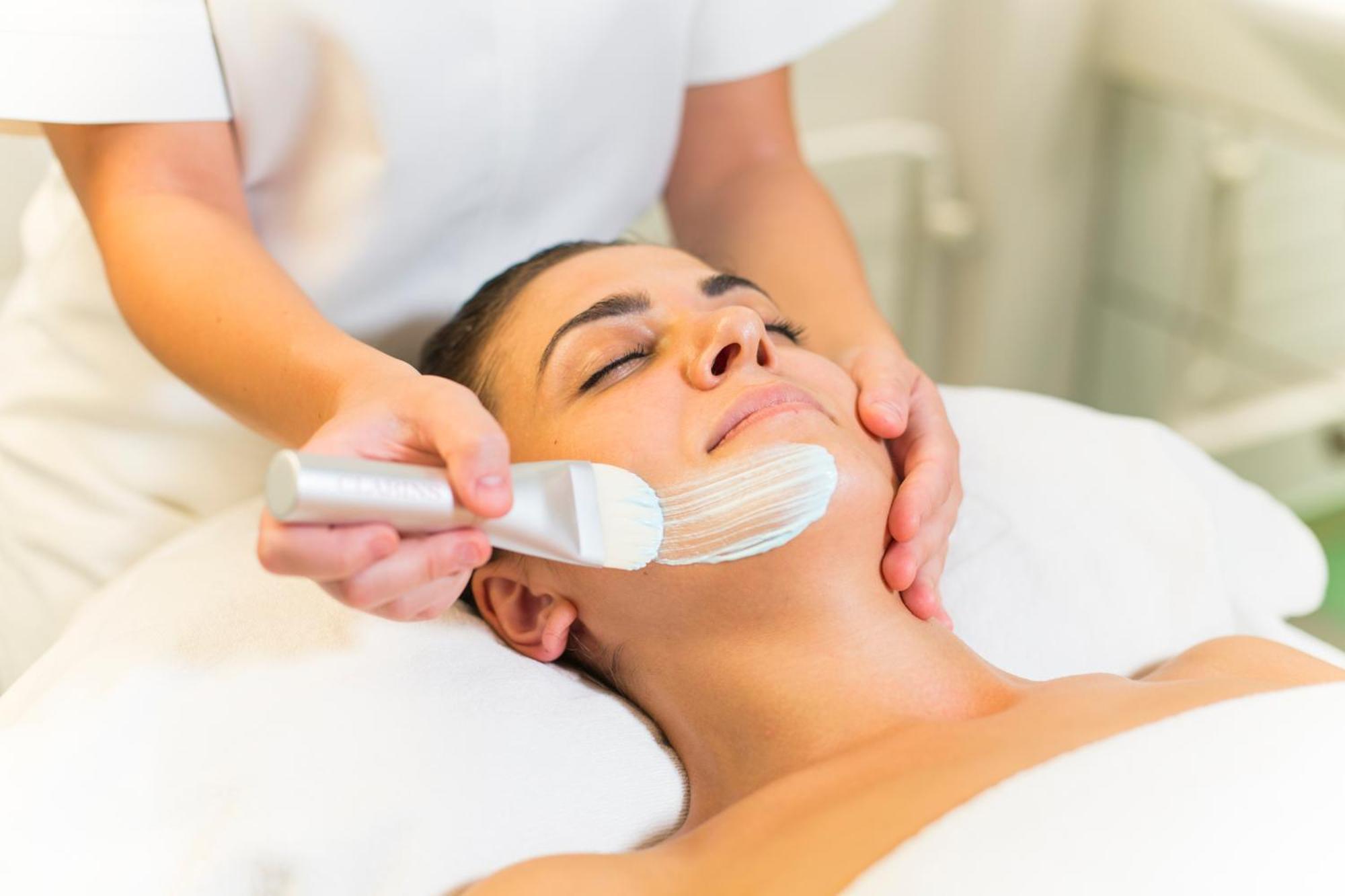 Grand Hotel Villa Castagnola Lugano Kültér fotó A woman receiving a facial
