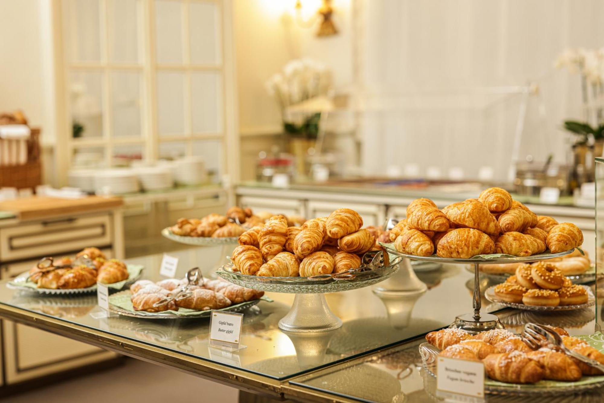 Grand Hotel Villa Castagnola Lugano Kültér fotó A pastry display at a bakery